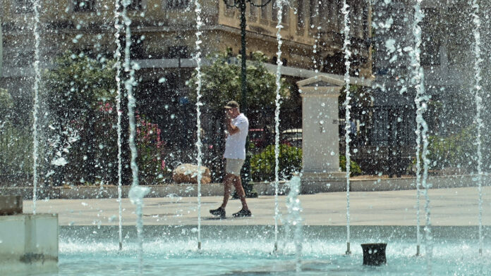 Καιρός: Εκρηκτικό μείγμα καύσωνα και Foehn effect – Υψηλός κίνδυνος πυρκαγιάς σε 5 περιοχές