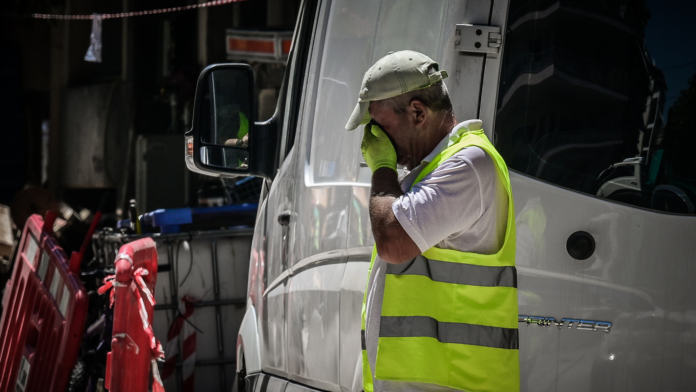 ΓΣΕΕ: Συμβουλές για εργαζόμενους σχετικά με την αντιμετώπιση της θερμικής καταπόνησης από τον καύσωνα