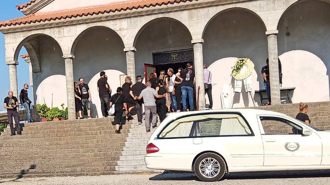 Αγρίνιο: Θλίψη και πόνος στην κηδεία της 2χρονης Αλεξάνδρας – Καταρρακωμένοι ο πατέρας και η έγκυος σύζυγός του