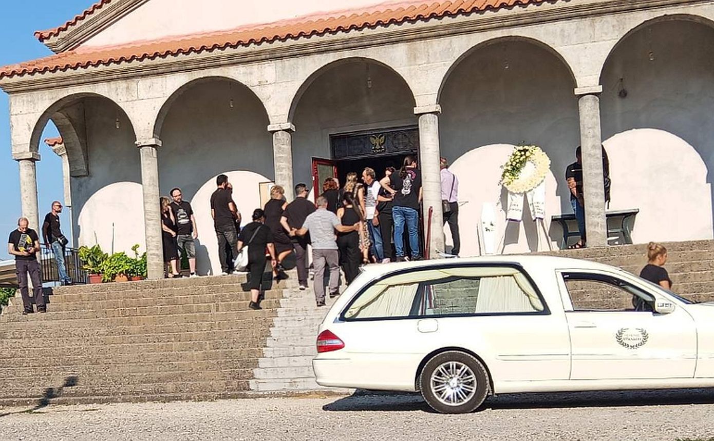 Αγρίνιο: Θλίψη και πόνος στην κηδεία της 2χρονης Αλεξάνδρας – Καταρρακωμένοι ο πατέρας και η έγκυος σύζυγός του