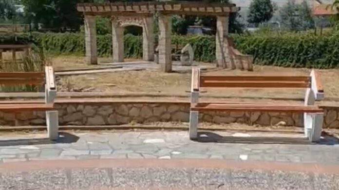 Δ.Κιλκίς: Νέα παγκάκια σε 33 κοινότητες της Δ.Ε. Κρουσσών