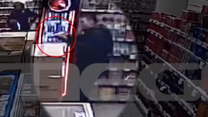 Φρίκη σε σουπερμάρκετ στην Κυψέλη: 34χρονος σε αμόκ καρφώνει μαχαίρι στον λαιμό του – Δείτε το βίντεο