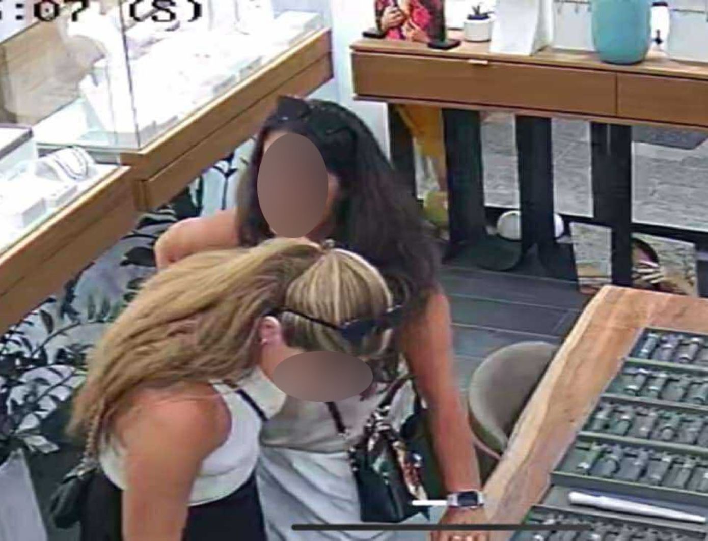 Τουρίστριες με… γρήγορα χέρια έκλεψαν δαχτυλίδι από κοσμηματοπωλείο στα Χανιά