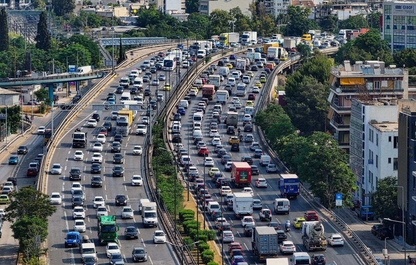 Κίνηση τώρα: Κυκλοφοριακό χάος στους δρόμους – Μεγάλα προβλήματα σε Αττική Οδό και Κηφισό