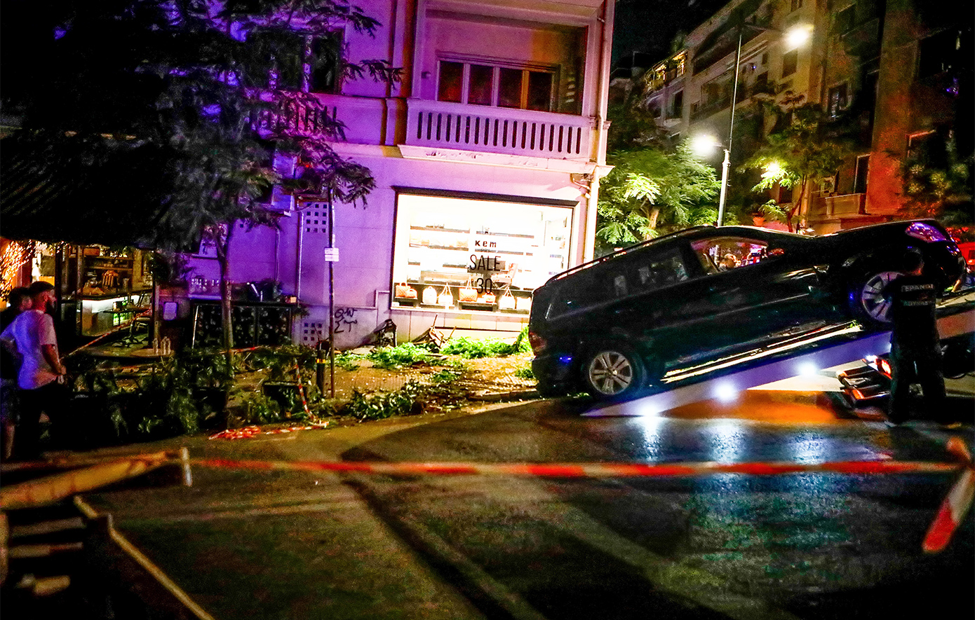 Σοκαριστικό ατύχημα στο Κολωνάκι: «Μόνο που πρόλαβα να γυρίσω το κεφάλι – Αν έφτανα δύο δευτερόλεπτα αργότερα, δεν θα ζούσα»