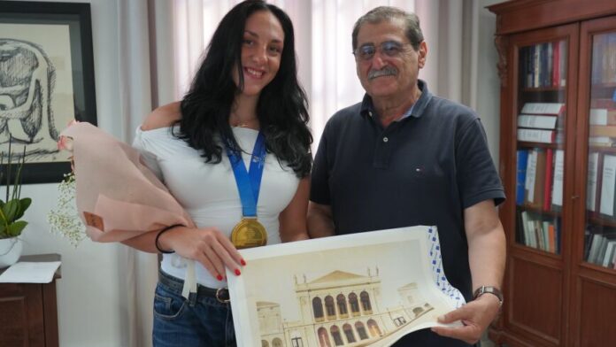 Η παγκόσμια νικήτρια Ντ. Κουρέτα στο Δημαρχείο Πάτρας