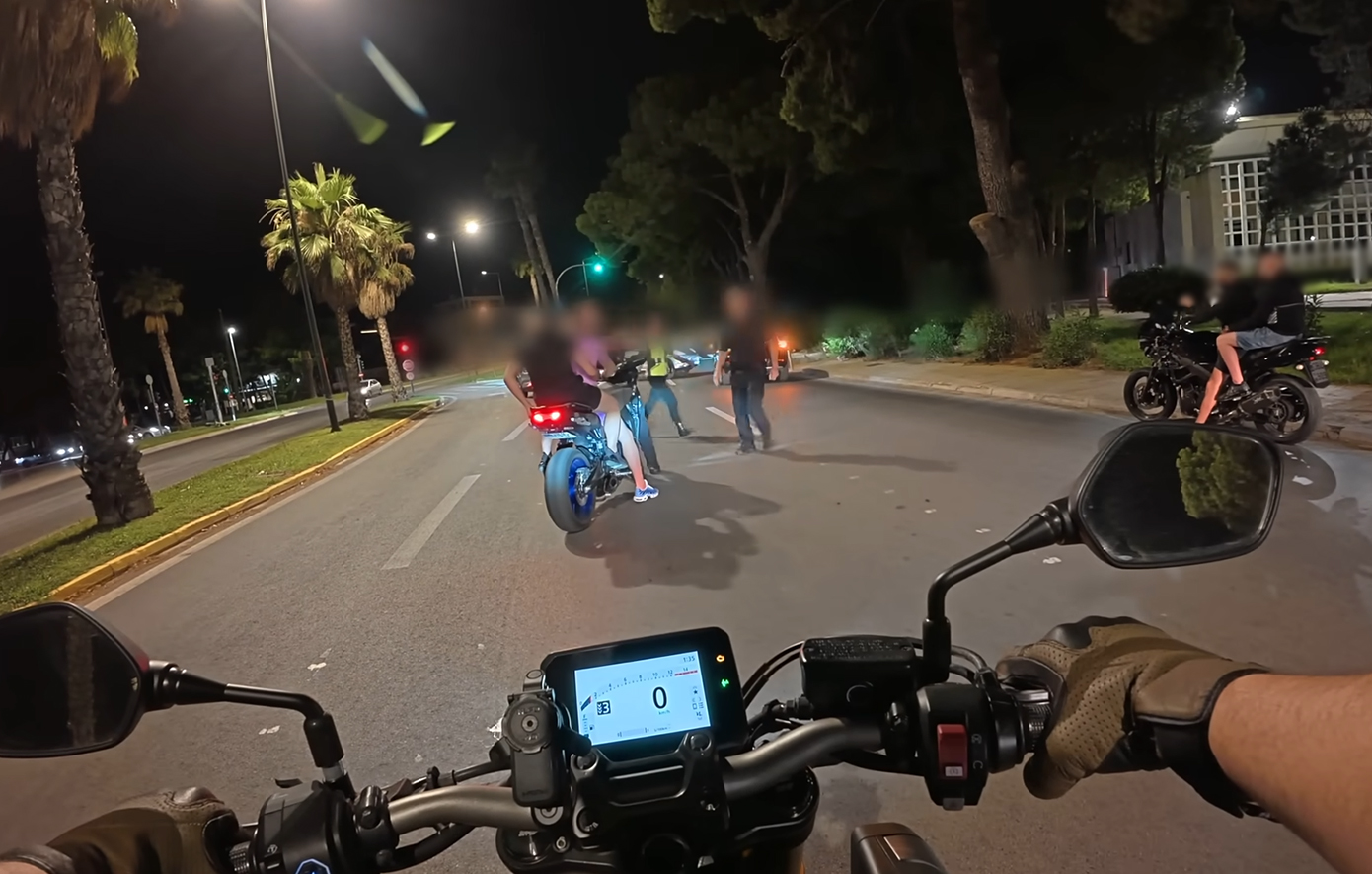 Καταδίωξη στη Βουλιαγμένης: Επιχείρηση της ΕΛ.ΑΣ. σε αναβάτες χωρίς κράνος παραλίγο να καταλήξει σε τραγωδία