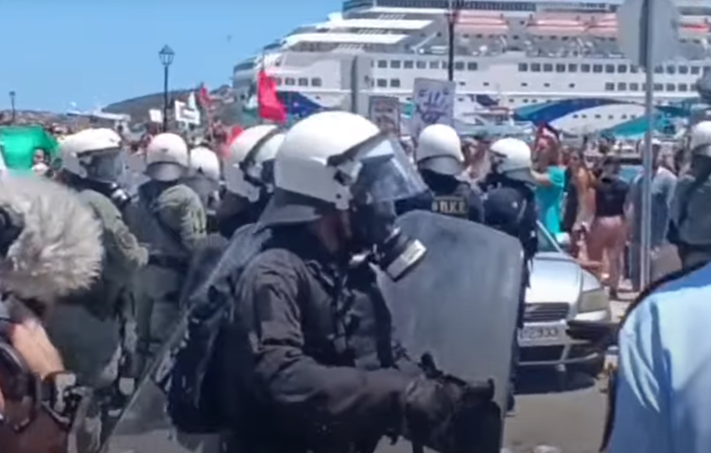 Συγκρούσεις με μπουκάλια και χημικά στο λιμάνι του Αγίου Νικολάου, στη διαμαρτυρία για την άφιξη ισραηλινού κρουαζιερόπλοιου