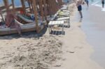 Φαλάσαρνα: Ξαπλώστρες στο κύμα… παρανομία σε προστατευόμενη περιοχή