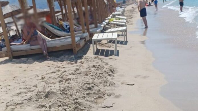 Φαλάσαρνα: Ξαπλώστρες στο κύμα… παρανομία σε προστατευόμενη περιοχή