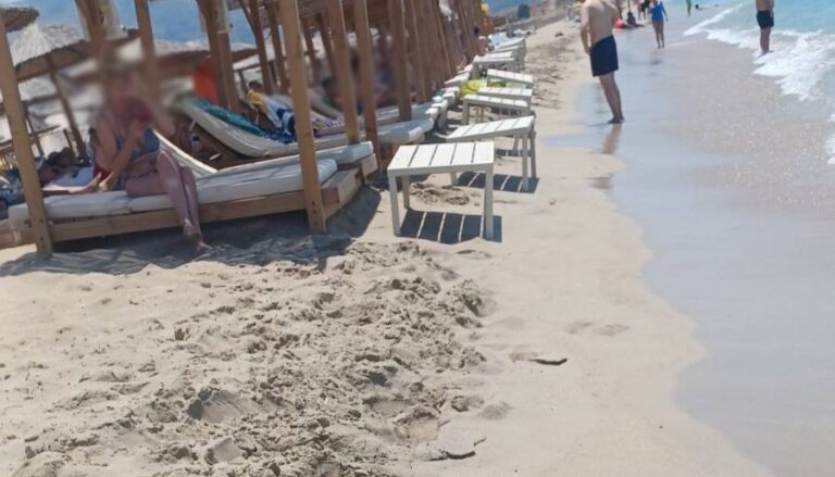 Φαλάσαρνα: Ξαπλώστρες στο κύμα… παρανομία σε προστατευόμενη περιοχή