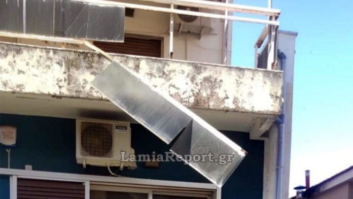 Δυνατοί άνεμοι αποκόλλησαν τμήμα κάγκελου με τζάμια στη Λαμία – Απειλή πάνω από ανυποψίαστους περαστικούς
