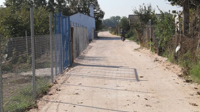 Συνεχίζονται οι εργασίες βελτίωσης αγροτικών δρόμων στον Δήμο Λαρισαίων