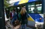 Πώς ξέσπασε το επεισόδιο στο λεωφορείο στα Σπάτα – Ο δράστης άναψε τσιγάρο και βγάλε μαχαίρι όταν του έκαναν παρατήρηση