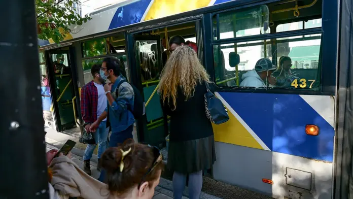 Πώς ξέσπασε το επεισόδιο στο λεωφορείο στα Σπάτα – Ο δράστης άναψε τσιγάρο και βγάλε μαχαίρι όταν του έκαναν παρατήρηση