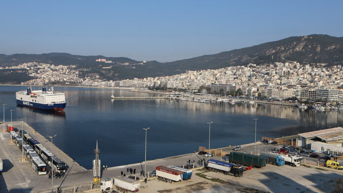 Μετανάστες κατέπλευσαν από Κρήτη στο λιμάνι Καβάλας για μεταφορά στις Σέρρες