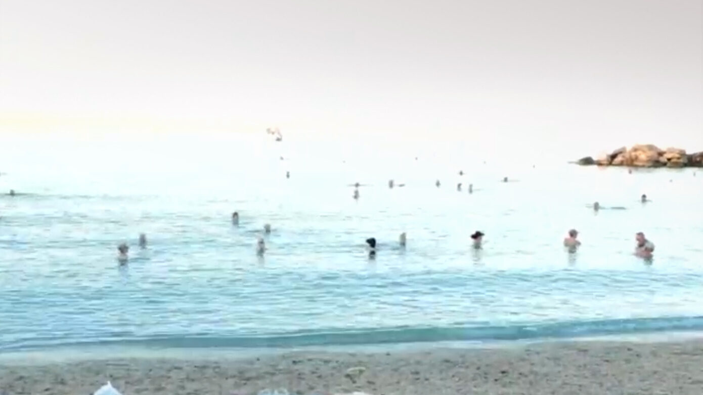 Οι παραλίες της Αττικής κατακλύστηκαν από το πρωί