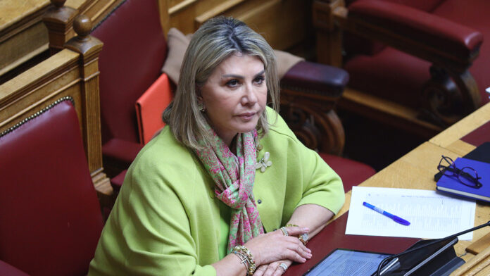 Η Ζέτα Μακρή αποκαλύπτει πώς έπεσε θύμα εκβιασμού – «Είναι τρία χρόνια μεγαλύτερος από τον γιο μου και με τραυμάτισε πολύ αυτό που συνέβη»
