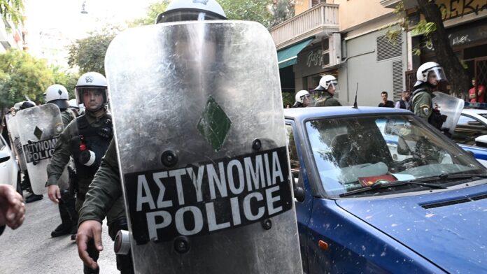 Έφοδοι του ελληνικού FBI σε σπίτια στην Αττική για τεράστιο κύκλωμα κοκαΐνης – Την περνούσε εμποτισμένη σε ρούχα και υφάσματα