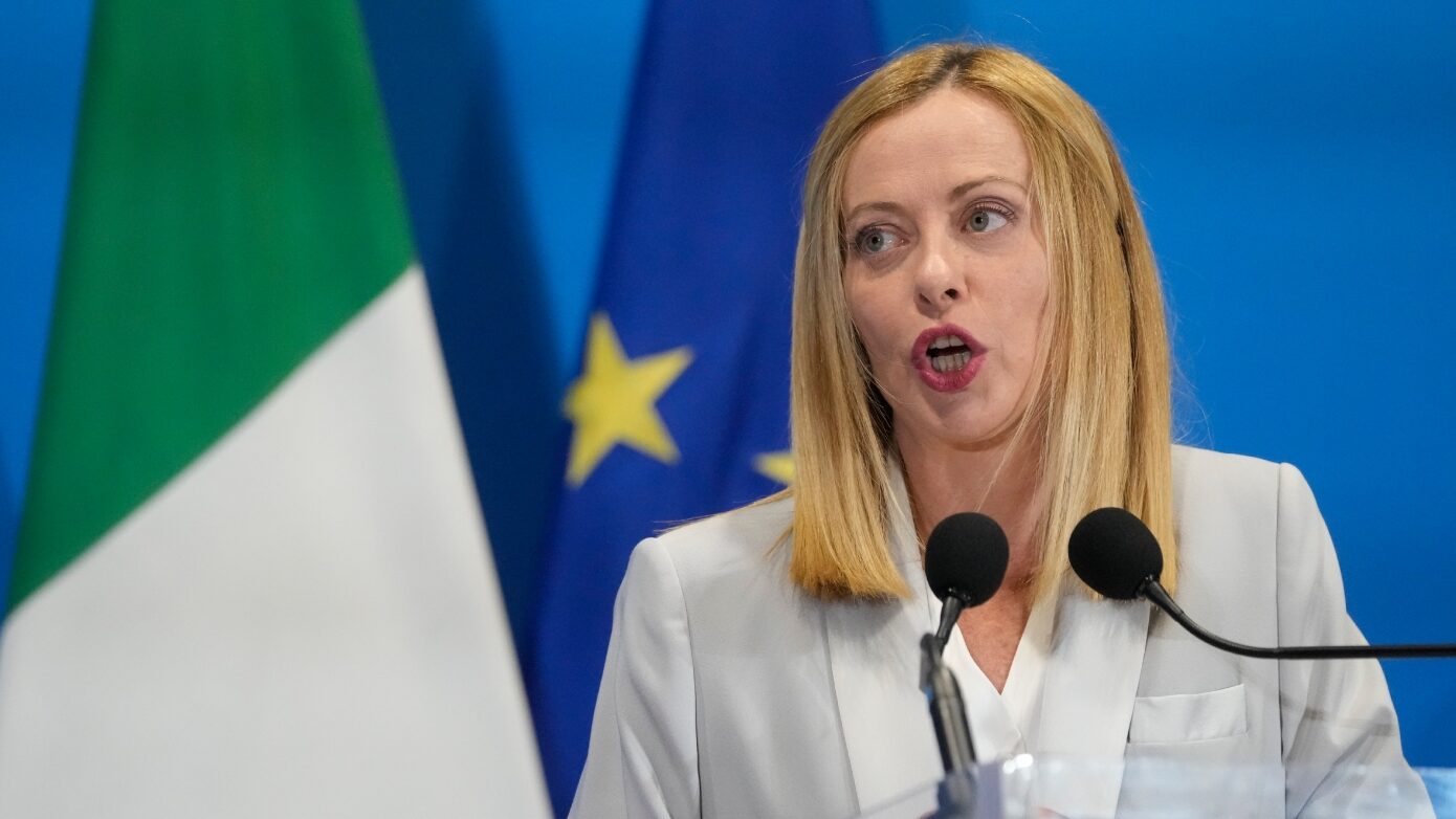 Μελόνι: Απαγόρευση συμμετοχής ρωσικών συνδεδεμένων εταιρειών στην ανοικοδόμηση της Ουκρανίας