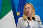 Μελόνι: Απαγόρευση συμμετοχής ρωσικών συνδεδεμένων εταιρειών στην ανοικοδόμηση της Ουκρανίας