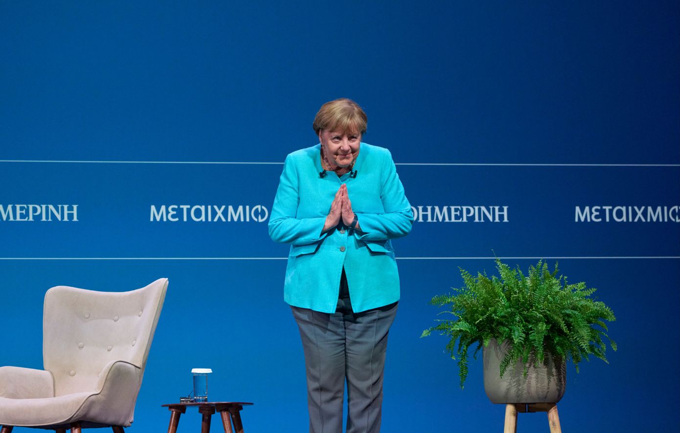 Όταν η Μέρκελ έχασε τη… φωνή της με τον Τσίπρα – Το Grexit, ο Σόιμπλε και το κρίσιμο δημοψήφισμα του 2015