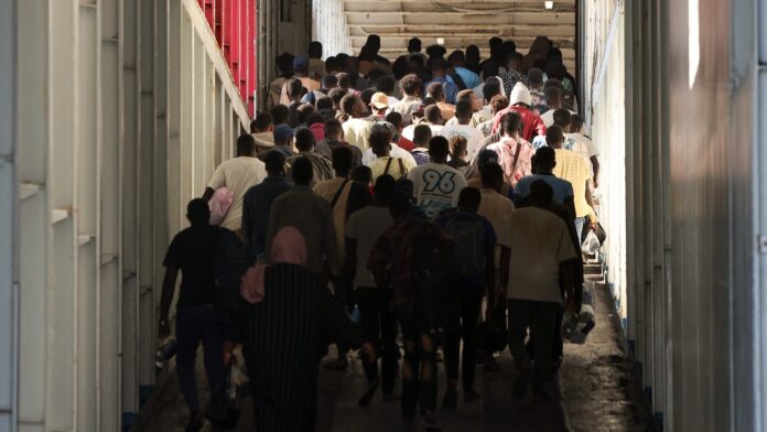 Οι Ένοπλες Δυνάμεις ξεκινούν την ανέγερση κλειστών κέντρων για Λίβυους μετανάστες στην Κρήτη