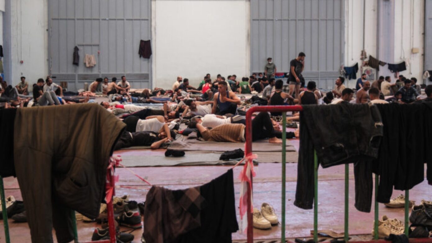 Οι 520 μετανάστες που έφτασαν στην Κρήτη μεταφέρονται στο Λαύριο με συνοδεία σκάφους του Λιμενικού