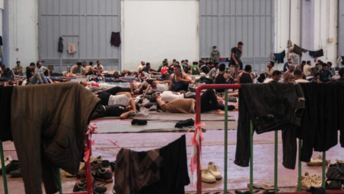 Οι 520 μετανάστες που έφτασαν στην Κρήτη μεταφέρονται στο Λαύριο με συνοδεία σκάφους του Λιμενικού