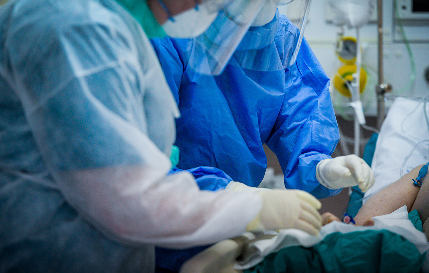 Στη ΜΕΘ με σοβαρές κρανιοεγκεφαλικές κακώσεις η 4χρονη που χτυπήθηκε από φορτηγό στο Ηράκλειο μαζί με τον πατέρα της