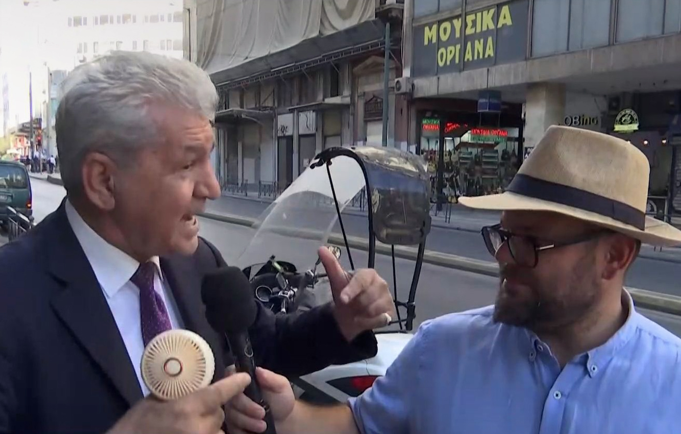 Ο μικροπωλητής με το κοστούμι στην Ομόνοια που αψηφά τον καύσωνα: «Θα σας δώσω εγώ οδηγίες»