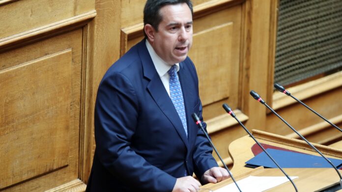 Μηταράκης προς Κωνσταντοπούλου: Η αισθητική σας θυμίζει καταδότη της Κατοχής – Το ζήτημα δεν είναι η φωνή σας, αλλά το ήθος σας
