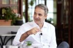 Το απαιτητικό «στοίχημα» προς τις κάλπες – Η ερμηνεία των δημοσκοπήσεων από το Μαξίμου