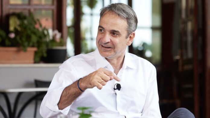 Το απαιτητικό «στοίχημα» προς τις κάλπες – Η ερμηνεία των δημοσκοπήσεων από το Μαξίμου
