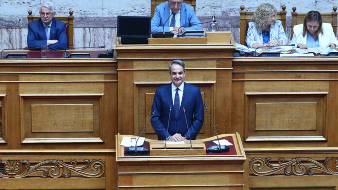 Ζωντανά: η τοποθέτηση Μητσοτάκη στη Βουλή – Παρουσιάζει σκληρότερα μέτρα για το μεταναστευτικό
