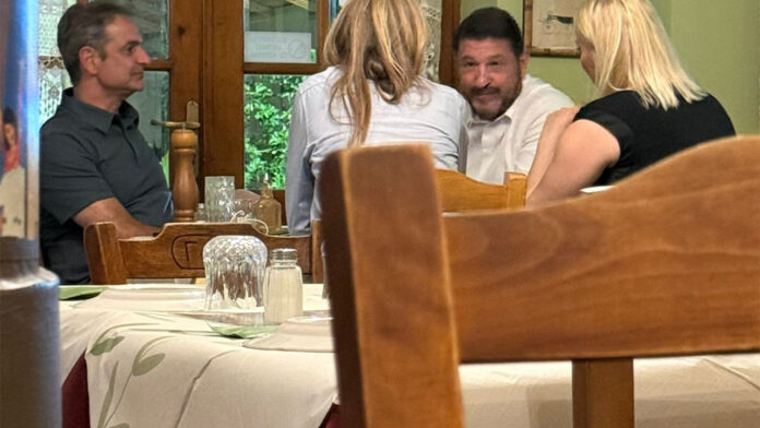 Μητσοτάκης και Χαρδαλιάς απολαμβάνουν γεύμα σε διάσημο ταβερνάκι στη Δραπετσώνα