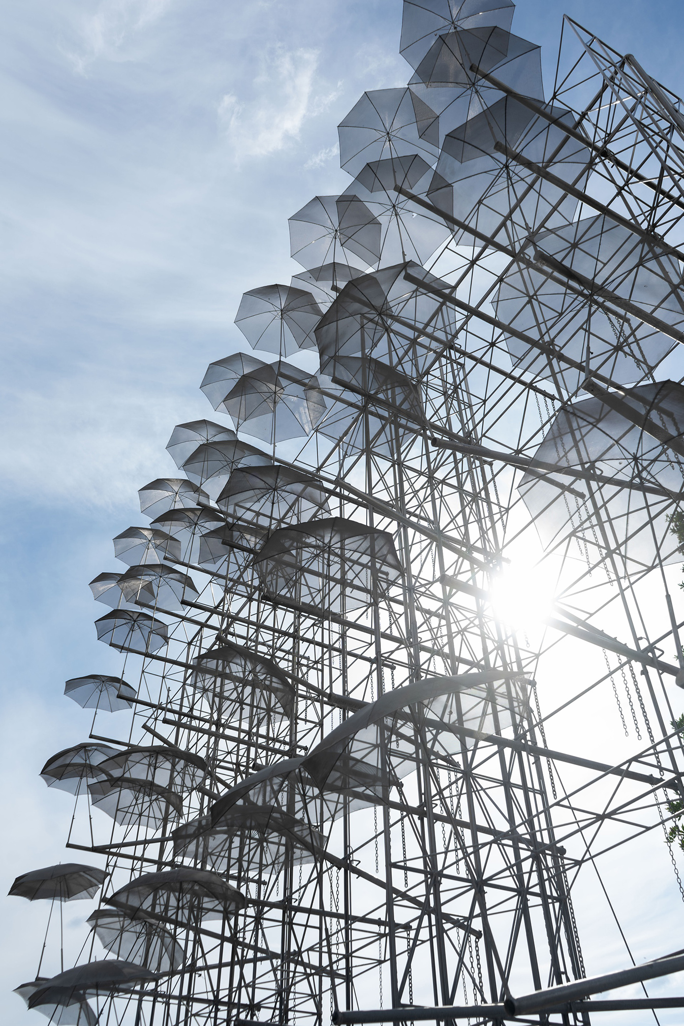 «Οι Ομπρέλες» του Ζογγολόπουλου ξαναέρχονται στο φως από το Μουσείο Σύγχρονης Τέχνης Θεσσαλονίκης