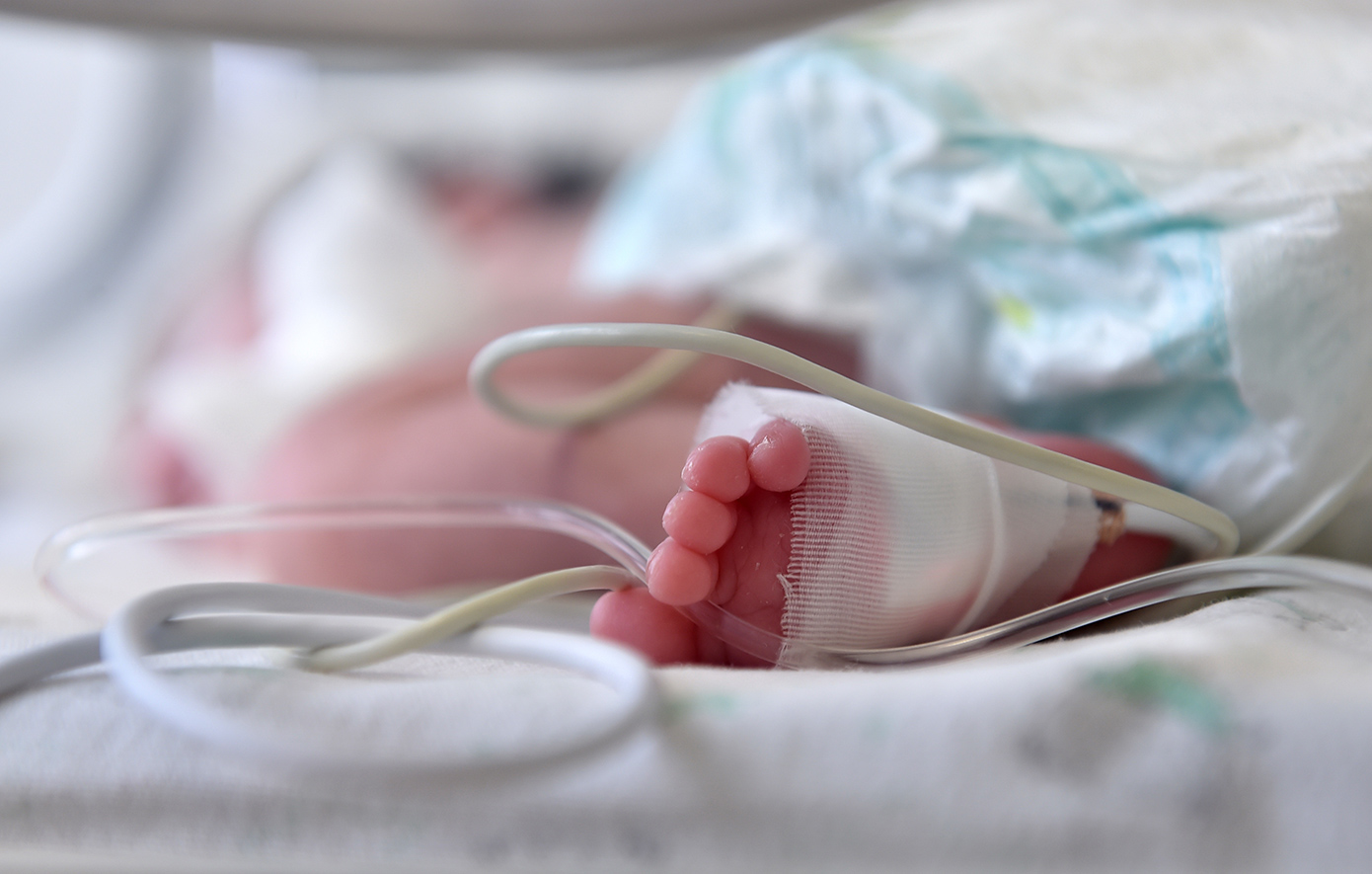 Ιατροδικαστής στην υπόθεση Μουρτζούκου αποδίδει θάνατο κακοποιημένου βρέφους με σπασμένα πλευρά σε φυσικά αίτια