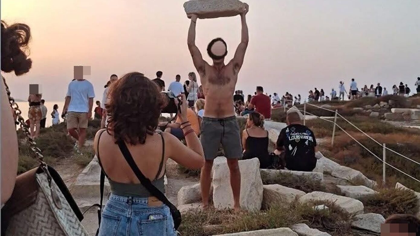 Αναστάτωση στη Νάξο: Τουρίστας σήκωσε αρχαίο μάρμαρο στην Πορτάρα για φωτογραφία