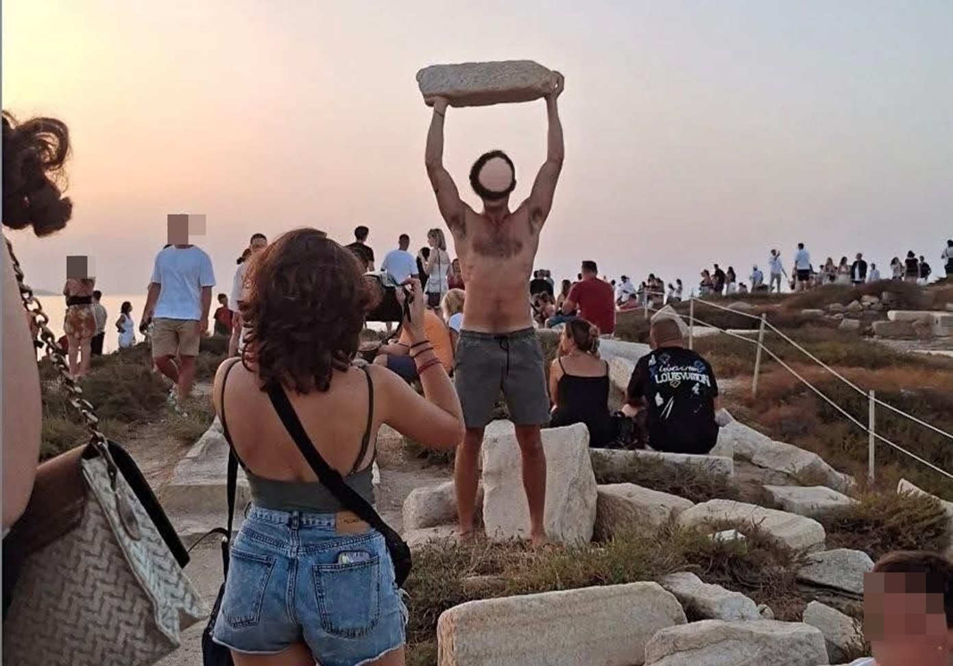 Αναστάτωση στη Νάξο: Τουρίστας σήκωσε αρχαίο μάρμαρο στην Πορτάρα για φωτογραφία