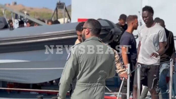 Οι πρώτοι μετανάστες από την Κρήτη κατέφθασαν στο Λαύριο – Οδηγούνται για κράτηση στο ΠΡΟΚΕΚΑ