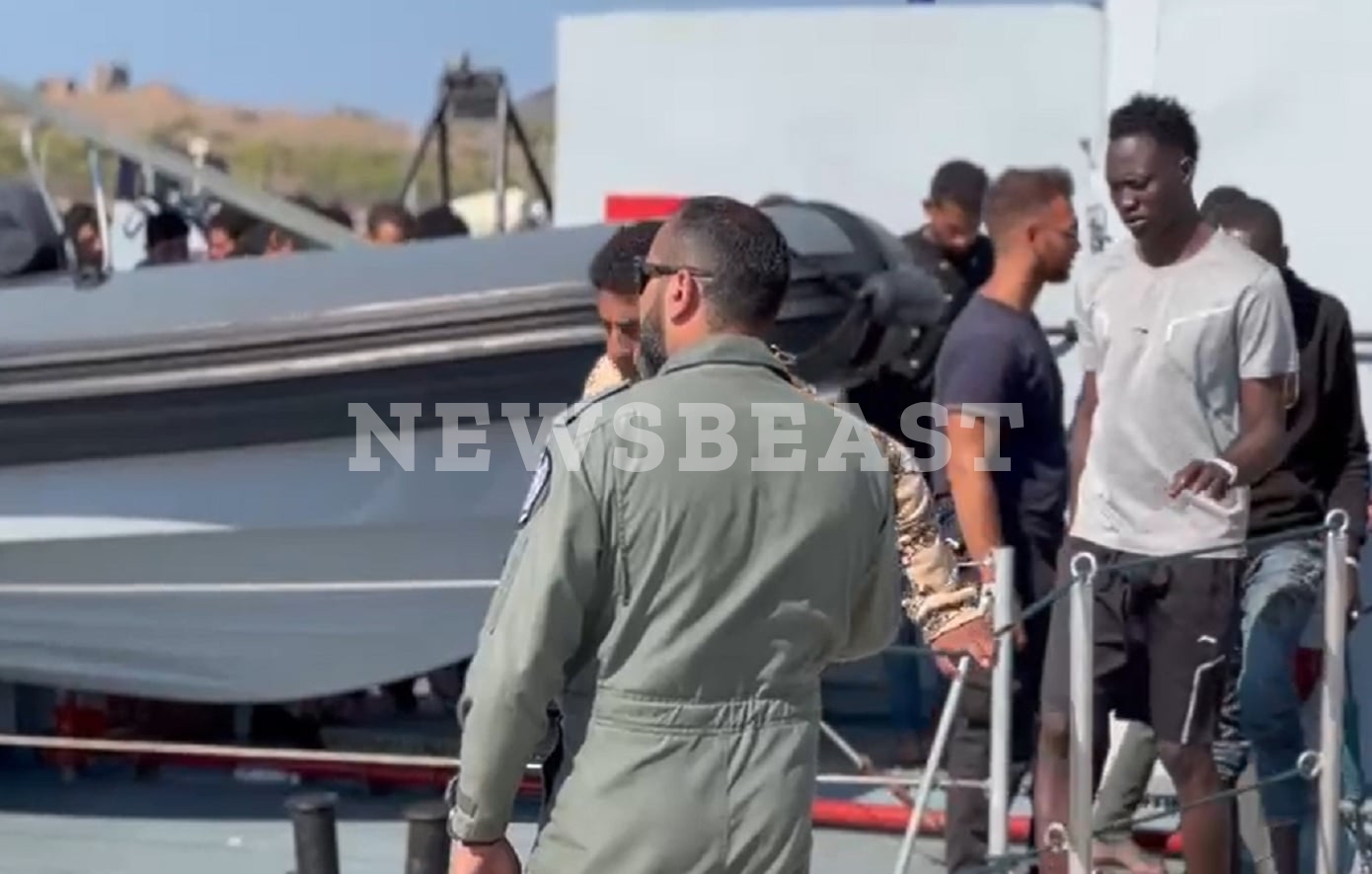 Οι πρώτοι μετανάστες από την Κρήτη κατέφθασαν στο Λαύριο – Οδηγούνται για κράτηση στο ΠΡΟΚΕΚΑ