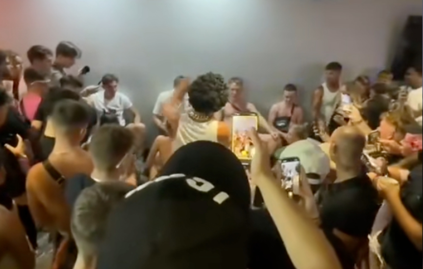 Σάλος στη Ζάκυνθο: «Αγώνας» στοματικού έρωτα μπροστά σε όλους σε κλαμπ από τουρίστες – Καταιγίδα αντιδράσεων