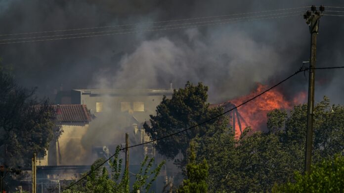 «Η φωτιά κατέκαψε το σπίτι μας, σωθήκαμε την τελευταία στιγμή» – Οι συγκλονιστικές στιγμές από τη φωτιά σε Σπάτα, Ραφήνα, Πικέρμι