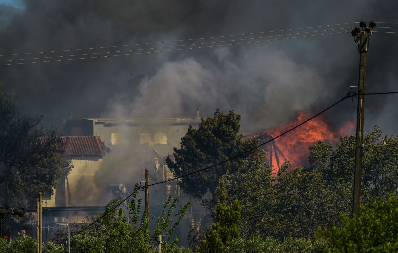 «Η φωτιά κατέκαψε το σπίτι μας, σωθήκαμε την τελευταία στιγμή» – Οι συγκλονιστικές στιγμές από τη φωτιά σε Σπάτα, Ραφήνα, Πικέρμι