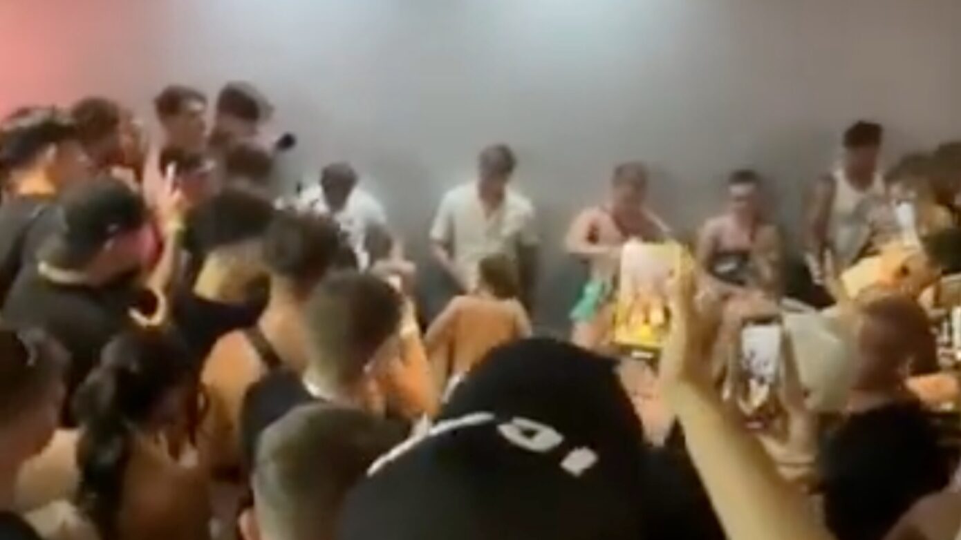 «Δεν ήταν στοματικό σεξ, αλλά παιχνίδι με σοκολάτα»: Πώς απαντά το κλαμπ στη Ζάκυνθο μετά τις έντονες αντιδράσεις
