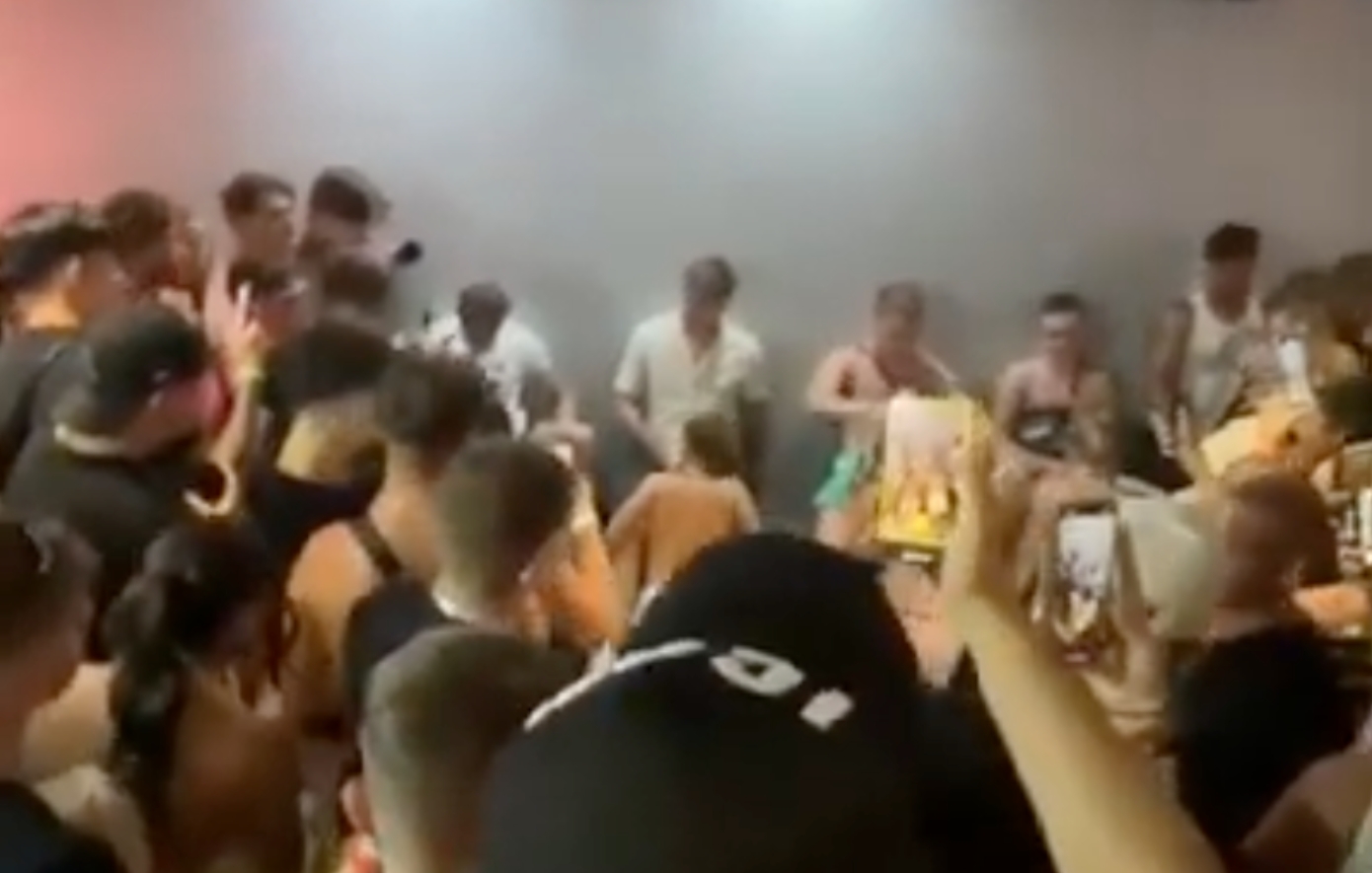 «Δεν ήταν στοματικό σεξ, αλλά παιχνίδι με σοκολάτα»: Πώς απαντά το κλαμπ στη Ζάκυνθο μετά τις έντονες αντιδράσεις