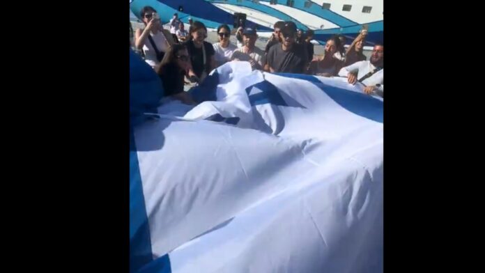 Ισραηλινοί τουρίστες άπλωσαν τη σημαία τους και χόρευαν στο λιμάνι της Ρόδου
