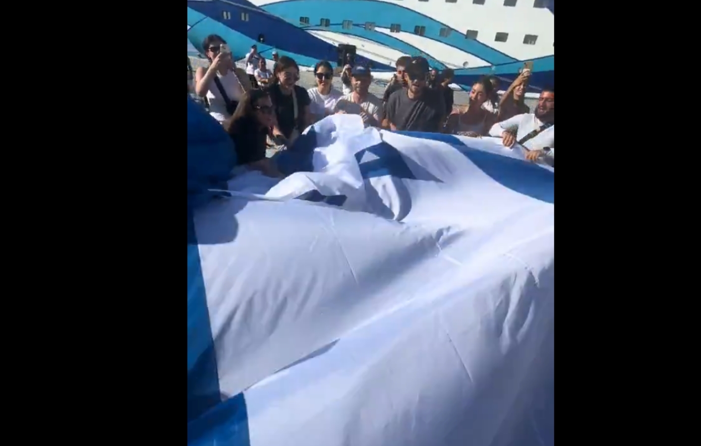 Ισραηλινοί τουρίστες άπλωσαν τη σημαία τους και χόρευαν στο λιμάνι της Ρόδου