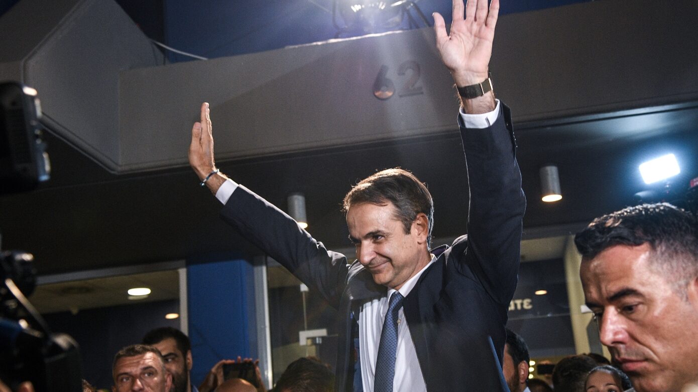 Σαν σήμερα 7 Ιουλίου: Η εκλογική επιτυχία που χάρισε την αυτοδυναμία στον Μητσοτάκη
